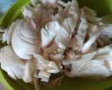 Foto langkah ke 1 dari resep Jamur Pedas Manis.