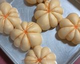 Foto langkah ke 5 dari resep Roti Manis Labu Kuning Isi Coklat.