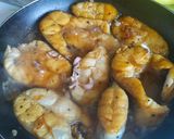 Hình bước làm 4 của món Catfish kho tộ (công thức để kho các loại cá da trơn)