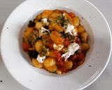 Foto del paso 7 de la receta: Gnocchis picante al pesto con cherrys, olivas negras y mozzarella