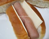 Gambar langkah 3 resipi Roti Sosej Kukus Berkeju.