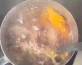 Une image de l'étape 2 de Sirop d’épluchures de mangue et de queues de fraises.