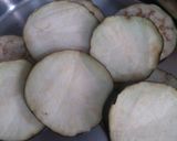 A picture of step 1 of Baigan Bhaja.