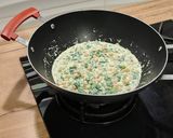 Foto del paso 5 de la receta: Wok de garbanzos y espinacas con salmón ahumado en falsa bechamel