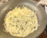 Foto del paso 4 de la receta: Salchichas frescas encebolladas