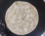 A picture of step 4 of Matar paratha.