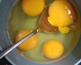 Foto langkah ke 2 dari resep Telur Dadar Oregano Less Oil.