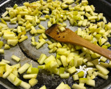 Foto del paso 1 de la receta: Volovanes de revuelto de morcilla con manzana y piñones