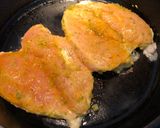 Hình bước làm 2 của món Gà áp chảo sả nghệ-Eatclean