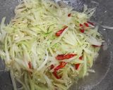 Foto langkah ke 4 dari resep Tumis Pepaya Muda Bumbu Iris.