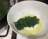 Foto del paso 2 de la receta: Lenguado a la plancha con guarnición de tomate espinacas y aderezo de VIDALIM