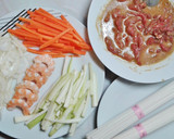 Foto del paso 4 de la receta: Chop suey de ternera y langostinos con noodles de arroz