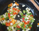 Foto del paso 2 de la receta: Tortilla de patata, cebolla, pimiento rojo y verde