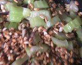 A picture of step 3 of Wild garlic and pea spelt risotto - vegan.