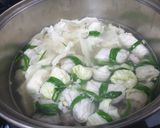 Hình bước làm 2 của món Canh bắp cải cuộn thịt