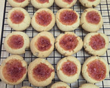 Foto del paso 4 de la receta: Pepas fáciles, económicas, rendidoras, preparadas con el dulce que tengas 👀Ojitos de mermelada 👀