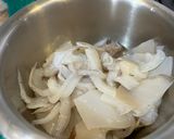 Hình bước làm 2 của món Gỏi Mực Hoa Chuối