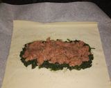Foto del paso 3 de la receta: Hojaldre relleno de salmón, queso crema y espinacas