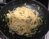Foto del paso 3 de la receta: Espagueti sencillo (berberechos y judías)