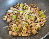 Foto del paso 2 de la receta: Pollo en salsa de ostras