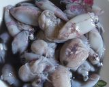 Foto langkah ke 1 dari resep Cumi dan Blukutak Kuah Hitam.