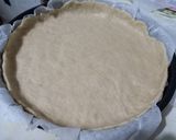 Foto del passaggio 3 della ricetta Quiche con radicchio, olive e pomodorini