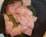 Foto del paso 2 de la receta Dados de pollo en salsa de calabacín y nueces