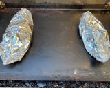 Une image de l'étape 6 de Dorades royales en papillote à l ail, citron et persil avec piments grillés.