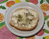 Foto del paso 1 de la receta: Tostada con frito de cebolla, polvo de flores y queso crema semi