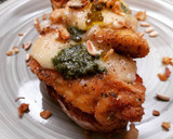 Foto del paso 10 de la receta: Milanesa de pollo al pesto en torrada