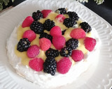 Foto del paso 11 de la receta: Pavlova con crema de naranja y frutos rojos