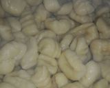 Foto del paso 3 de la receta: Ñoquis de papas súper rápidos y ricos (con puré instantaño)😋