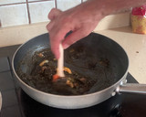 Foto del paso 4 de la receta: Fideuà de calamares (en lata), langostinos y bacalao gratinado con alioli