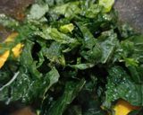 Foto langkah ke 3 dari resep Kari daun kale dan ubi madu.