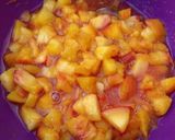 Foto del passaggio 1 della ricetta Semifreddo alle pesche e amaretti con salsa di fragole