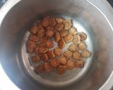 A picture of step 1 of Urad dal vadi & aalo mix.