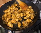 Une image de l'étape 7 de Poulet curry coco poivrons rouges.