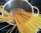 Foto del paso 5 de la receta: Espaguetis con surimi al ajillo
