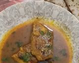 A picture of step 4 of Altay paltay ka salan gravy with roti.