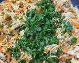 صورة لخطوة 2 من وصفة حشوة سنبوسه بالدجاج والخضار 🥕🧅🧄