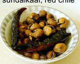 A picture of step 1 of Vaththal kuzhambu with brinjal and sundaikkai vaththals.