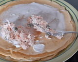 Foto del paso 2 de la receta: Crepe de Salmón a la parrilla, queso y alcaparras