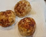 Foto del paso 2 de la receta Albóndigas de rape en salsa con patatas y gambones