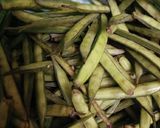 गावरान गवाराची चटकदार भाजी (Gavar Bhaji Recipe In Marathi) रेसिपी स्टेप 2 फोटो 