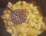 Sült oldalas párolt savanyúkáposztával, hagymás, tört krumplival recept fázis 3 fotója