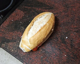 Foto del paso 2 de la receta: Bocadillo de barritas de gallo, ensalada y mayonesa
