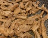 صورة لخطوة 2 من وصفة لحم ستراجانوف مع البصل والفلفل الاحمر 🥩🌶️🧅🧄🫚🧈