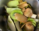 Une image de l'étape 1 de Sirop aux épluchures de poire et kiwi.