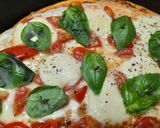 Foto del paso 5 de la receta: Pizza Margarita con boconccinos