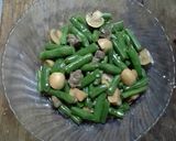 Foto langkah ke 3 dari resep Tumis buncis+hati babi+jamur saus tiram.